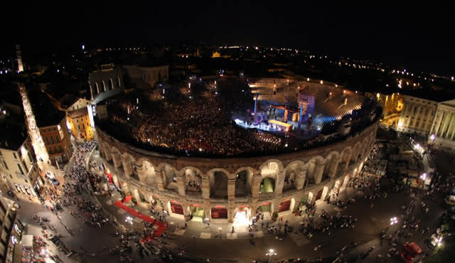 Rigoletto: Arena di Verona — 100. Jubiläum des Opernfestivals