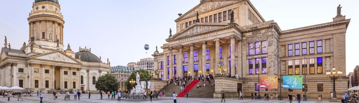 Konzerthaus Berlin, Außenansicht, Abend (Credit: David von Becker)