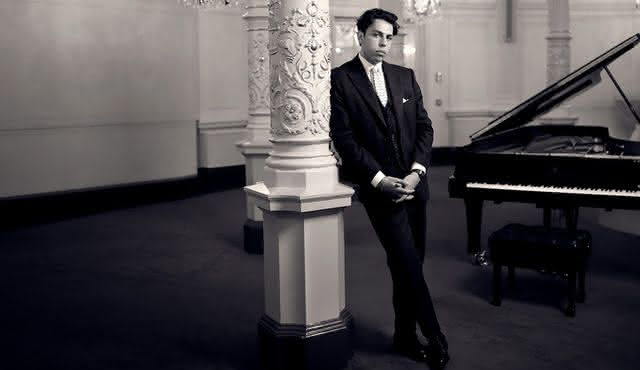 Nicolas van Poucke with Debussy, Mozart and Rachmaninoff