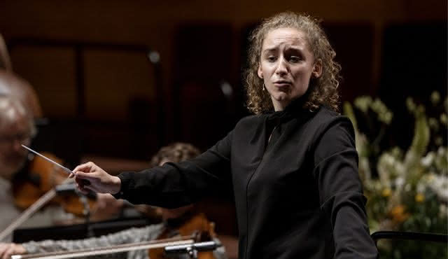 Chloe Rooke conducts Beethoven's Symphony No. 7